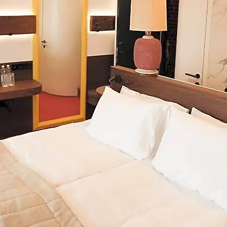 Justlvivit At The Rynok Square Hotel
